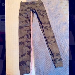🍋Lululemon wunder under camo leggings